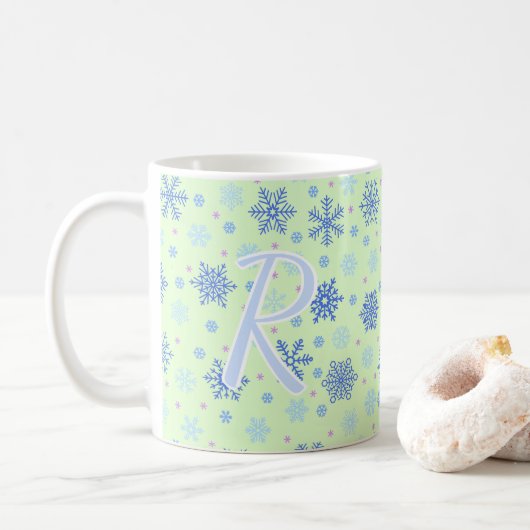 Mug Snowflakes Pastel Green Élégant Script Monogramme (Avec donut)