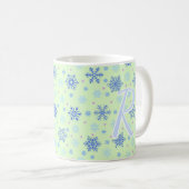 Mug Snowflakes Pastel Green Élégant Script Monogramme (Devant droit)