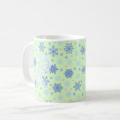 Mug Snowflakes Pastel Green Élégant Script Monogramme (Devant gauche)