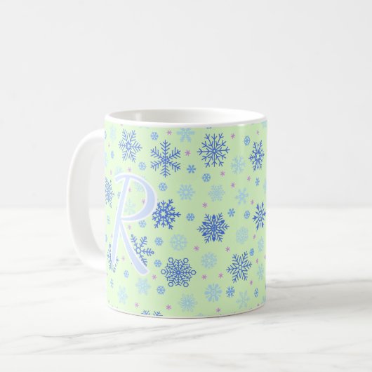 Mug Snowflakes Pastel Green Élégant Script Monogramme (Devant gauche)