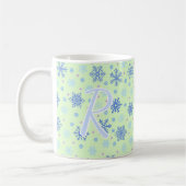 Mug Snowflakes Pastel Green Élégant Script Monogramme (Gauche)