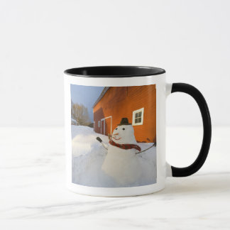 Mug Snowman devant la grange rouge à Columbia Falls