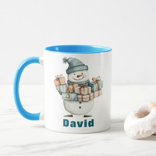 Mug Snowman Holding Noël présente Casquette bleu (Avec donut)