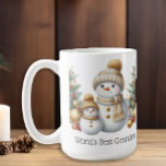 Mug Snowman World's Best Grandma Gold Green Christmas<br><div class="desc">Faites de Noël de grand-mère un cadeau spécial avec cette charmant tasse de bonhomme de neige de la meilleure grand-mère du monde ! Doté de deux adorables snowwomen en casquettes et foulards dorés, entouré de sapins décorés et d’ornements festifs, cette tasse de vacances est un cadeau de coeur qu’elle chérira....</div>