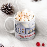Mug Société immobilière personnalisée Maison d'hiver<br><div class="desc">Cette belle tasse de Noël sur mesure est parfaite pour une entreprise immobilière située au nord. Superbe neige blanche borde les arbres et maison sur ce cadeau de vacances d'hiver. Un courtier peut garder Joyeux Noël en écriture rouge et verte ou customiser avec ses propres Joyeuses Fêtes.</div>