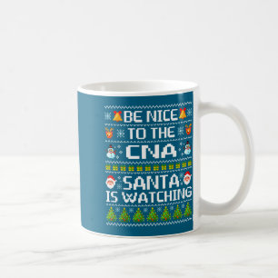 Mug Sois gentil avec le Cna Santa regarde Pull de Noël