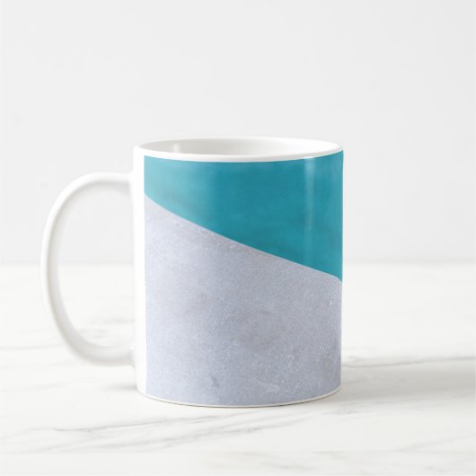 Mug Sol gris vide à côté de la piscine (Gauche)