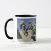 Mug Soldats montant l'escalier d'un bâtiment (Gauche)