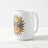 Mug Soleil Boho Portant des Lunettes de Soleil (Devant droit)