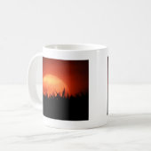 Mug Soleil rouge derrière l'herbe noire (Devant gauche)