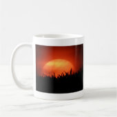 Mug Soleil rouge derrière l'herbe noire (Gauche)