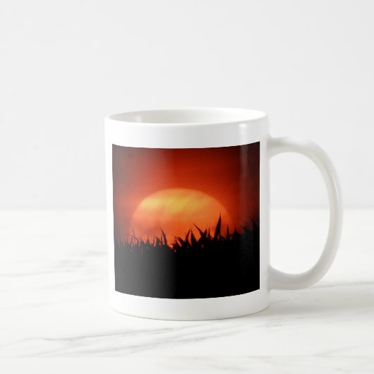 Mug Soleil rouge derrière l'herbe noire (Droite)