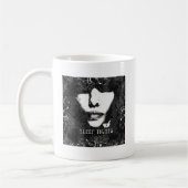 Mug Sommeil Jane serrée. Noir et blanc. (Gauche)