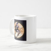 Mug Sorcière à la broche contre une lune de récolte (Devant gauche)