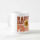 Mug Sourire Fleur Rétro Rayonner de Positivité (Devant gauche)