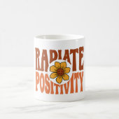 Mug Sourire Fleur Rétro Rayonner de Positivité (Centre)
