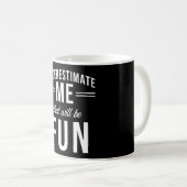 Mug Sous-estime moi qui sera amusant (Devant droit)