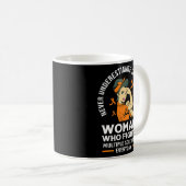 Mug Sous-Estimer L'Esprit D'Une Femme Mme Warrior (Devant droit)