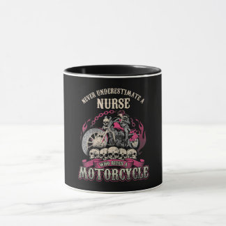 Mug Sous-estimer l'infirmière qui conduit le moto moto
