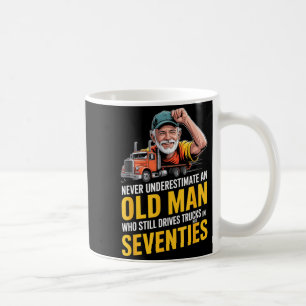 Mug Sous-estimer un vieil homme qui conduit des camion