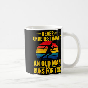 Mug Sous-estimer un vieil homme qui court pour le plai
