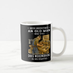 Mug Sous-estimer un vieil homme qui fait de la menuise
