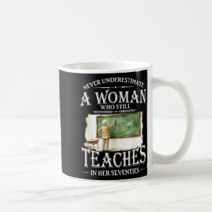 Mug Sous-estimer une femme qui enseigne dans la soixan