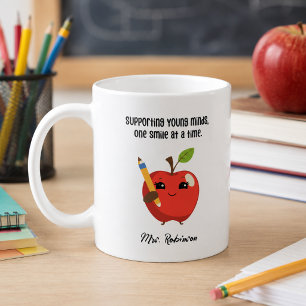 Mug Soutenir les jeunes esprits sourires aide-enseigna
