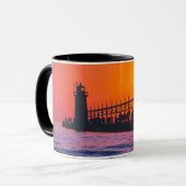Mug South Haven Michigan Lighthouse au coucher du sole (Devant gauche)