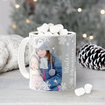 Mug Souvenirs d'hiver Snowflakes Deux photos<br><div class="desc">Personnalisez ce café de Noël festif ou tasse de cacao chaud avec deux photos préférées et le texte personnalisé "Winter Memories". Le design est doté d'un motif blanc à flocon de neige en hiver. La couleur arrière - plan gris neutre peut être customisée pour être coordonnée avec votre design photo....</div>