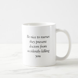 Mug Soyez gentil aux infirmières qu'ils empêchent des