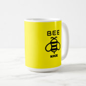 Mug Soyez gentil avec un design de fond jaune (Devant droit)