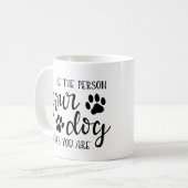 Mug Soyez la personne que votre chien pense que vous ê (Devant gauche)