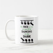 Mug Soyez Nice à moi ou vous danserez dans l'obscurité (Gauche)