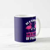 Mug Soyez Un Flamant rose Dans Un Troupeau De Pigeons- (Devant droit)