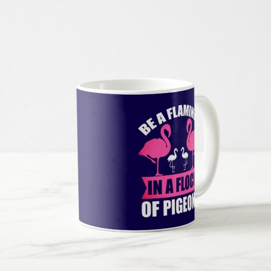 Mug Soyez Un Flamant rose Dans Un Troupeau De Pigeons- (Devant droit)