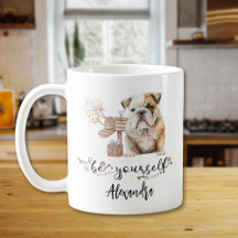 Soyez vous-même mignon chiot bulldog à côté de la 