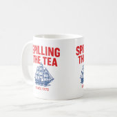 Mug Spilling The Tea Depuis 1773 Juillet Enseignant D' (Devant gauche)