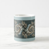 Mug Spirales d'art fractal beige abstrait bleu clair (Centre)