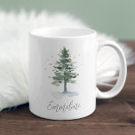 Mug Splendor Pine Tree hiver Noël personnalisé<br><div class="desc">Conçu pour s'adapter à notre collection de fêtes de Splendor d'hiver,  cette tasse festive et élégante présente votre texte ou nom personnalisé,  surmonté d'un pin d'aquarelle en vert chasseur muet avec étoiles dorées.</div>