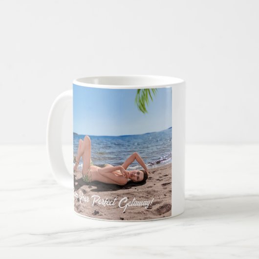 Mug Spring Break Girl Lying on Sandy Beach (Devant gauche)