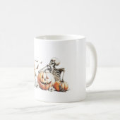 Mug Squelette avec citrouille et boire. Halloween. (Devant droit)