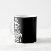 Mug Squelette buvant une boisson monochrome gothique H (Devant gauche)