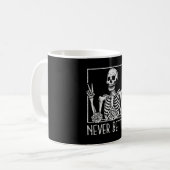 Mug Squelette de Halloween à fleurs drôle buvant du ca (Devant gauche)