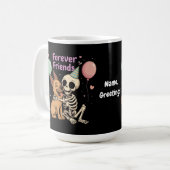Mug Squelette Déplaisant mignon serrant le chien berge (Devant gauche)