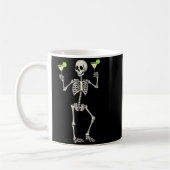 Mug Squelette drôle d'Halloween buvant une queue de Ma (Gauche)