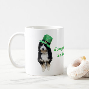 Mug St Paddy's Day Bernedoodle avec le casquette de la