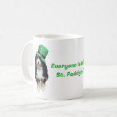 Mug St Paddy's Day Bernedoodle avec le casquette de la (Devant gauche)