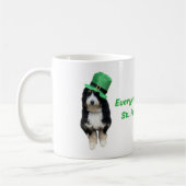Mug St Paddy's Day Bernedoodle avec le casquette de la (Gauche)