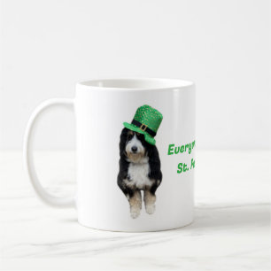 Mug St Paddy's Day Bernedoodle avec le casquette de la